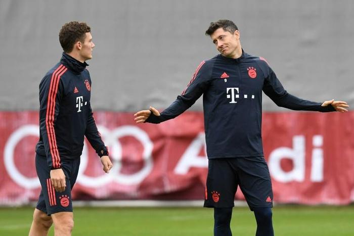 Bayern Munich striker Robert Lewandowski (R) needs a groin operation, but is enjoying one of the best seasons of his career with 20 goals in 16 games so far