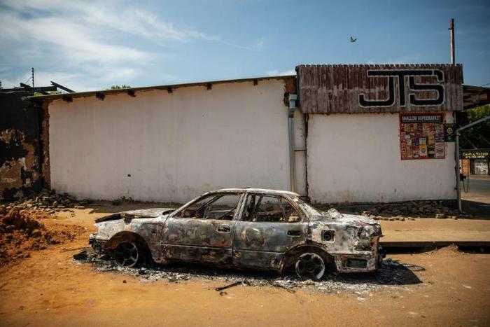 Mobs descended on foreign-owned shops and businesses in Johannesburg's eastern suburb of Malvern late Sunday