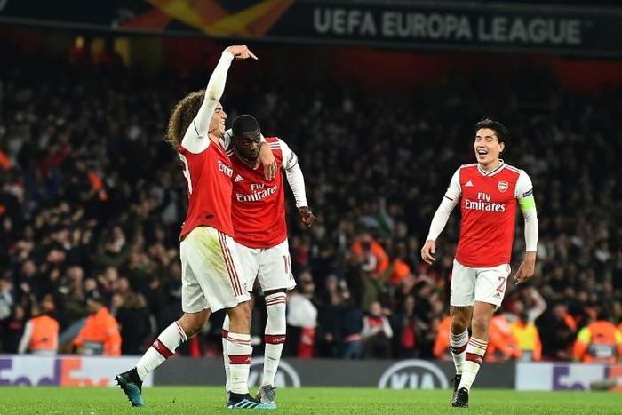 Nicolas Pepe (C) scored two late free-kicks to give Arsenal a 3-2 win at home to Vitoria Guimaraes on matchday three