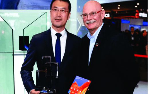Kevin Ho, President of Handset Business, Huawei Consumer Business Group – left – and John Hoffman, CEO of GSMA
