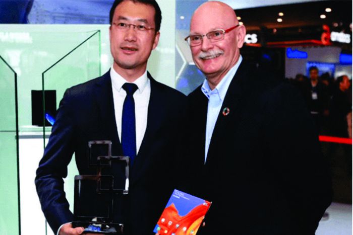 Kevin Ho, President of Handset Business, Huawei Consumer Business Group – left – and John Hoffman, CEO of GSMA