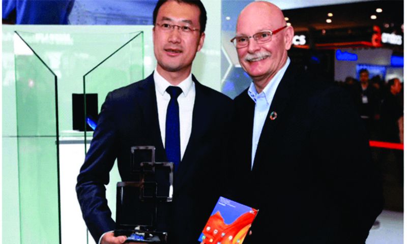 Kevin Ho, President of Handset Business, Huawei Consumer Business Group – left – and John Hoffman, CEO of GSMA