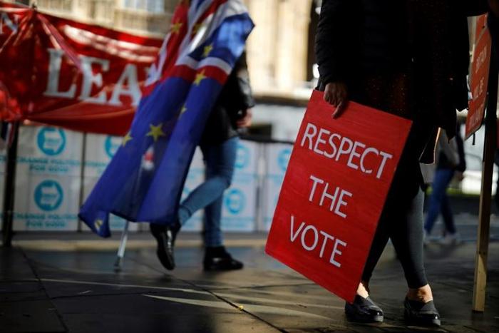 Pro-Brexit and Pro-EU protesters occupy the footpaths beside the Houses of Parliament in Westminster, central London