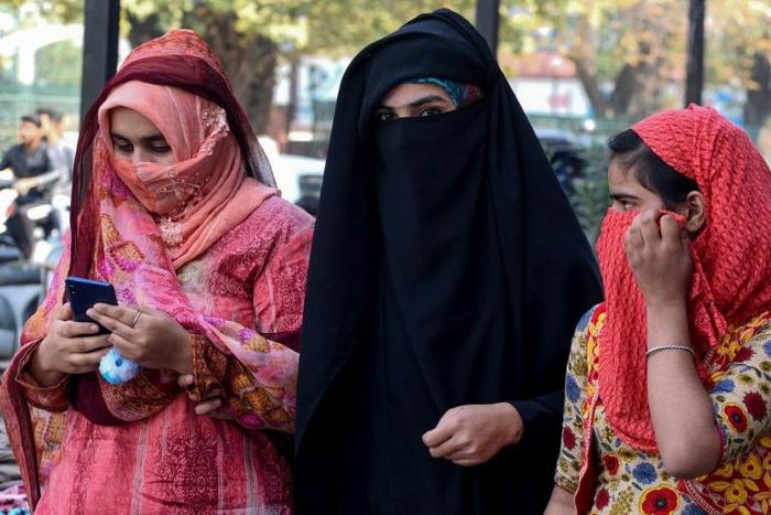 Mobiles phone services have resumed in Indian Kashmir after a 72-day blackout, but the internet remains off limit