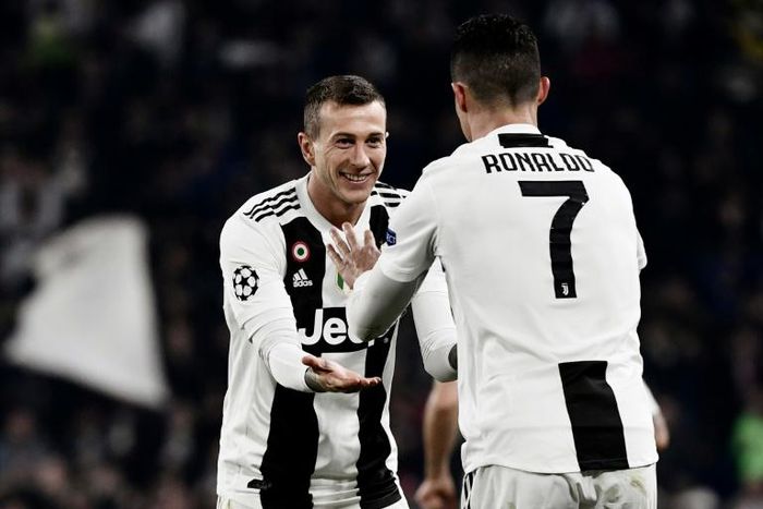"Charisma of a champion," says Federico Bernardeschi (L) of Juventus teammate Cristiano Ronaldo (R)