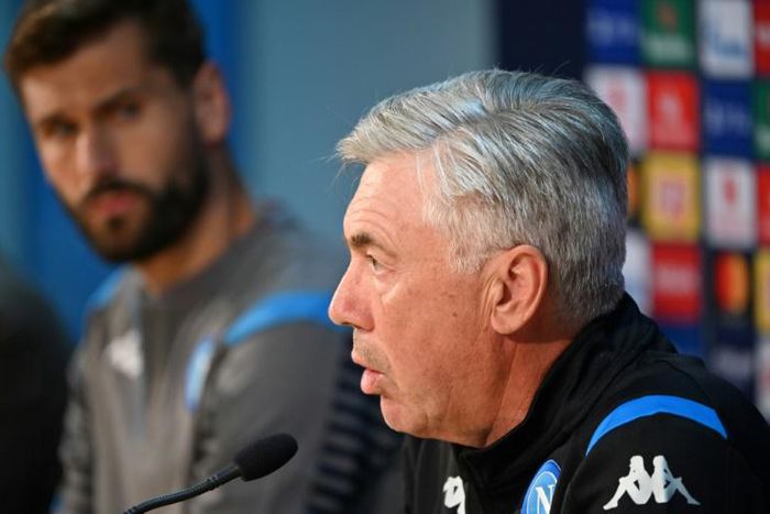 Napoli coach Carlo Ancelotti (R) and Spanish forward Fernando Llorente (L) attend a press conference before their Champions League opener against Liverpool.