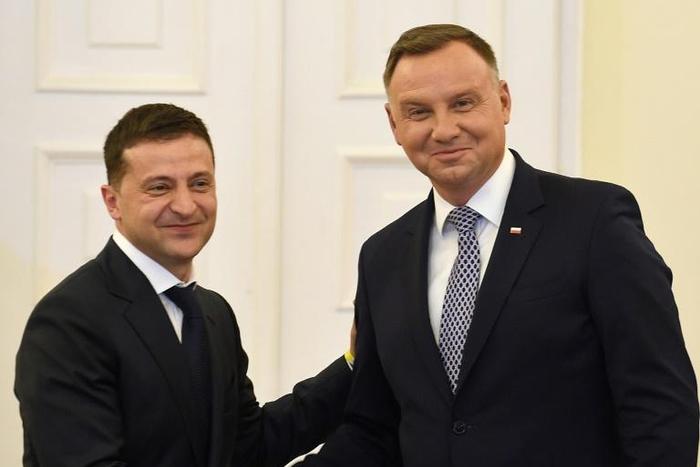 Poland's President Andrzej Duda (r) his Ukrainian counterpart Volodymyr Zelensky as a president 'who wants his country to be part of the free world'