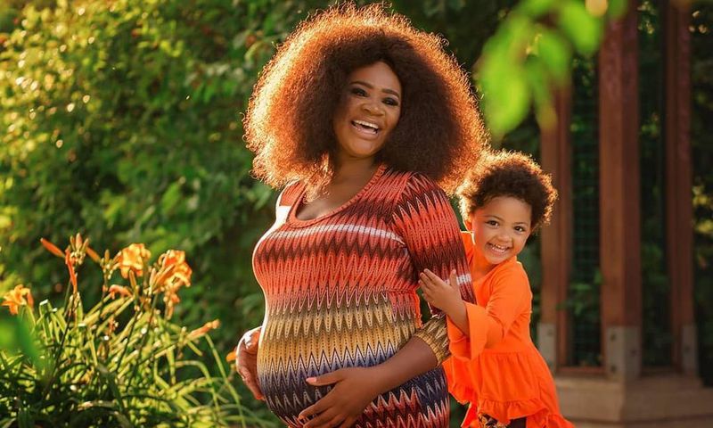 Pregnant Kafui Danku and her daughter