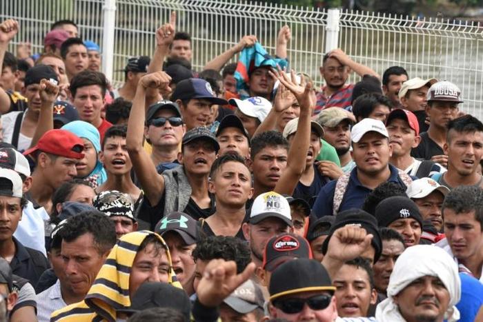 Honduran migrants in a caravan heading to the US arrive at the border crossing point with Mexico, in Ciudad Tecun Uman, Guatemala, on October 19, 2018