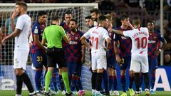 Referee Mateu Lahoz, who sent off Ronald Araujo, No. 33, received advice from Lionel Messi and Luis Suarez as well as several Sevilla players