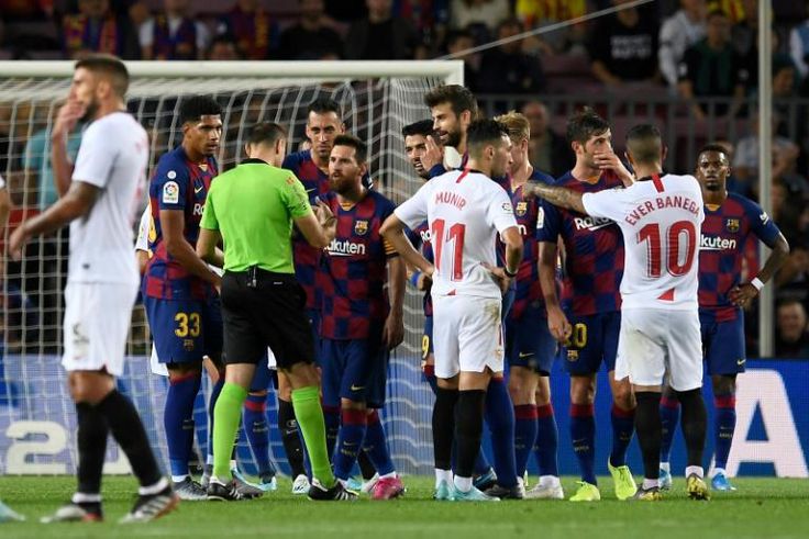 Referee Mateu Lahoz, who sent off Ronald Araujo, No. 33, received advice from Lionel Messi and Luis Suarez as well as several Sevilla players