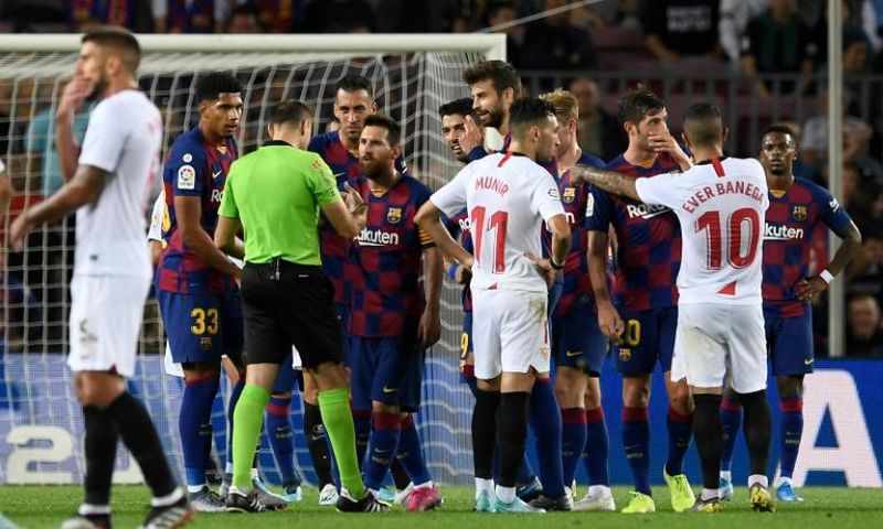 Referee Mateu Lahoz, who sent off Ronald Araujo, No. 33, received advice from Lionel Messi and Luis Suarez as well as several Sevilla players