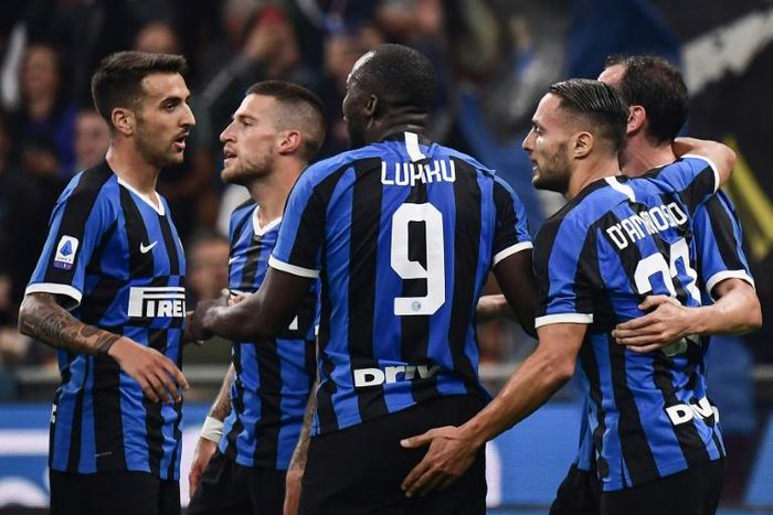 Inter Milan's Italian defender Danilo D'Ambrosio (right) celebrates his goal
