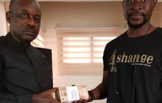Bennet Aboagye handing over GH¢20,000 to Lawal