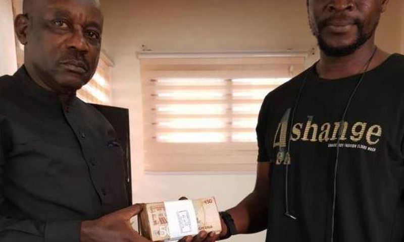 Bennet Aboagye handing over GH¢20,000 to Lawal