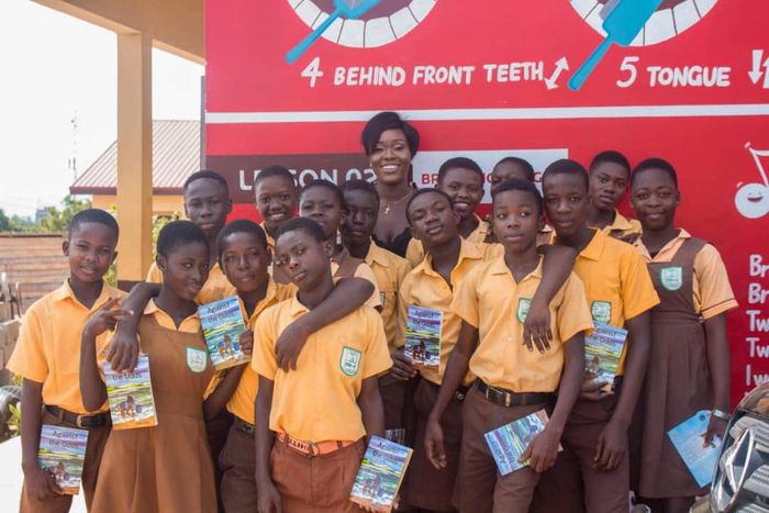 Portia Arthur supports Bokemi Academy with 100 copies of her book