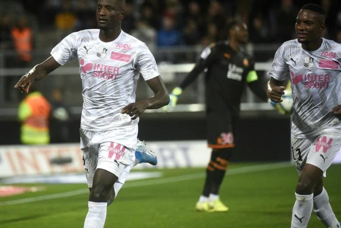 Amiens' French forward Sehrou Guirassy (L) celebrates with his teammates after scoring a goal during the French L1 football match between SC Amiens and Marseille at the Licorne Stadium in Amiens