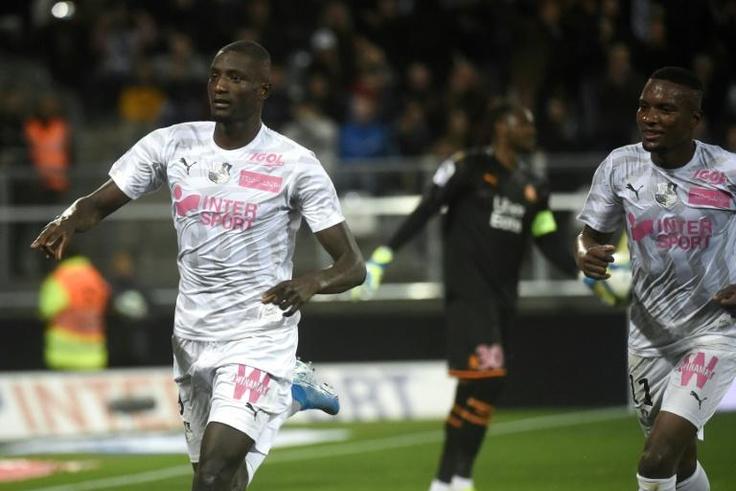 Amiens' French forward Sehrou Guirassy (L) celebrates with his teammates after scoring a goal during the French L1 football match between SC Amiens and Marseille at the Licorne Stadium in Amiens