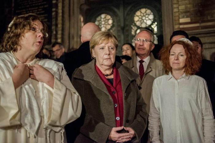 German Chancellor Angela Merkel met rabbi Gesa Ederberg (l) and other members of the Jewish community at a vigil outside the New Synagogue in Berlin