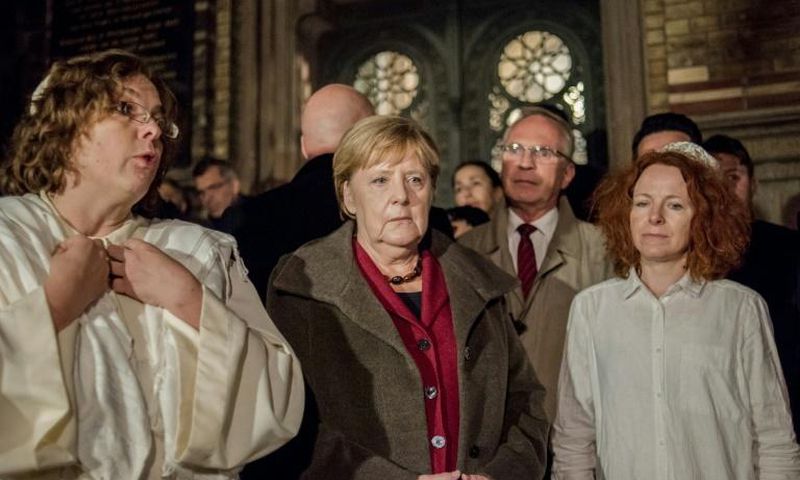 German Chancellor Angela Merkel met rabbi Gesa Ederberg (l) and other members of the Jewish community at a vigil outside the New Synagogue in Berlin
