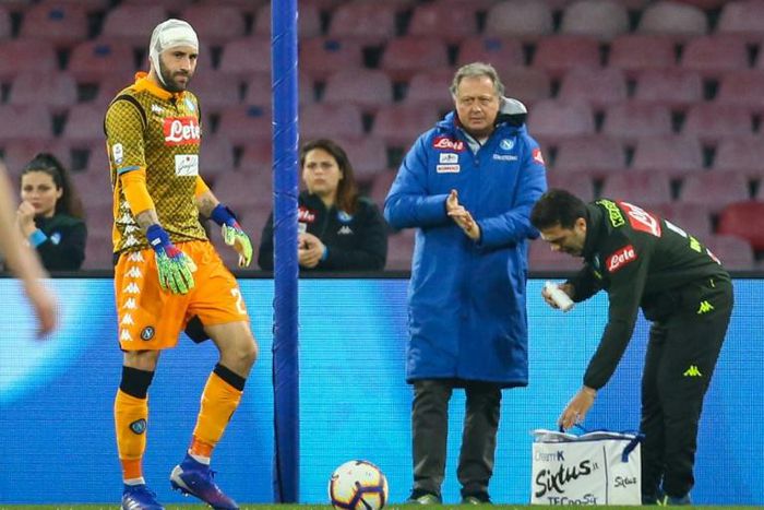 Napoli's Colombian goalkeeper David Ospina (L) resumed playing after receiving a knock to his head