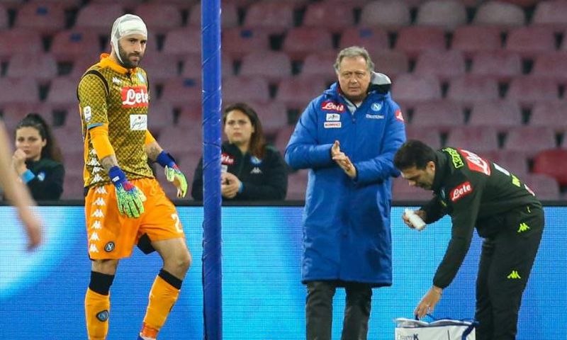 Napoli's Colombian goalkeeper David Ospina (L) resumed playing after receiving a knock to his head
