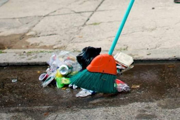 Jobless migrant arrested and fined for “flagrantly” sweeping the streets of Italy without permission