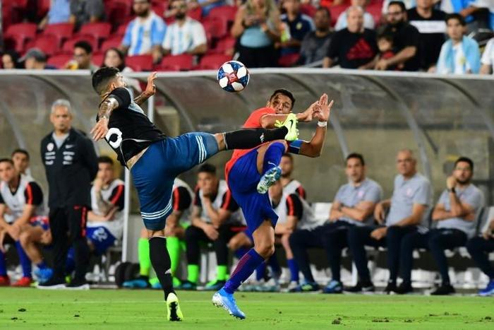 Leandro Paredes of Argentina (L) vies for the ball with Alexis Sanchez of Chile (R) as the teams played to a 0-0 draw in their friendly international football match at LA Memorial Coliseum