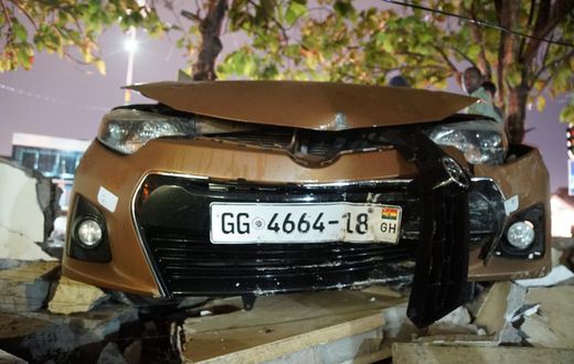 Pulse Ghana’s wall crashed as non-functional traffic light causes accident at East Legon
