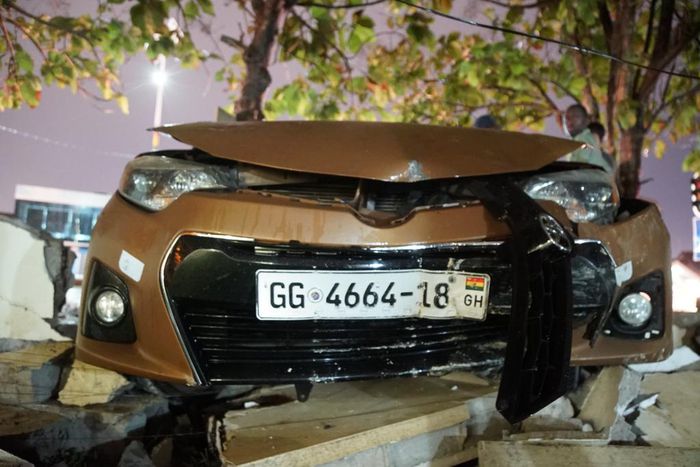 Pulse Ghana’s wall crashed as non-functional traffic light causes accident at East Legon