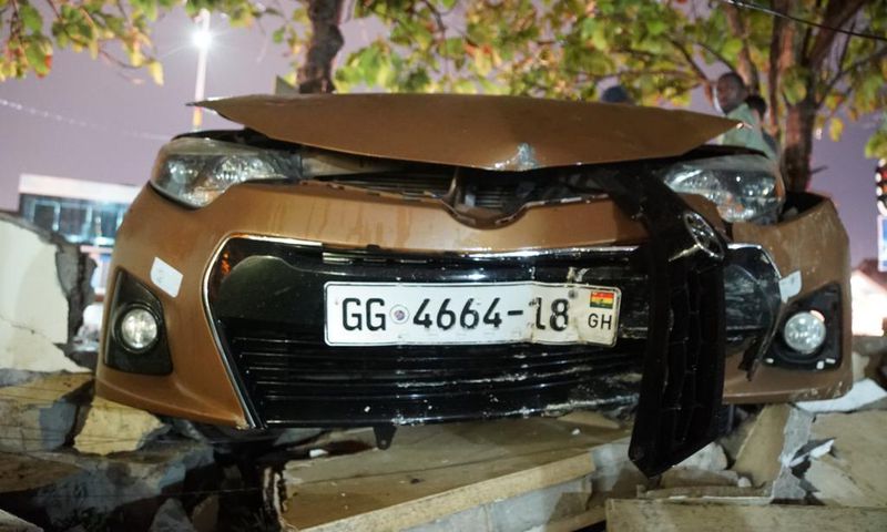 Pulse Ghana’s wall crashed as non-functional traffic light causes accident at East Legon
