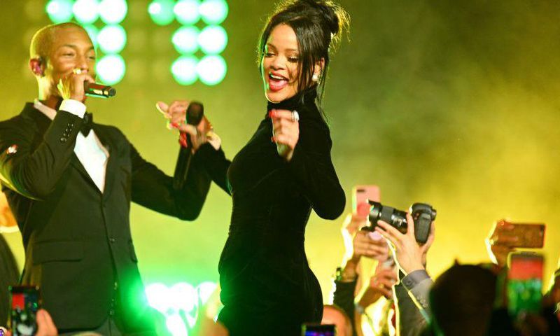 Fans Think Rihanna Might Be Pregnant