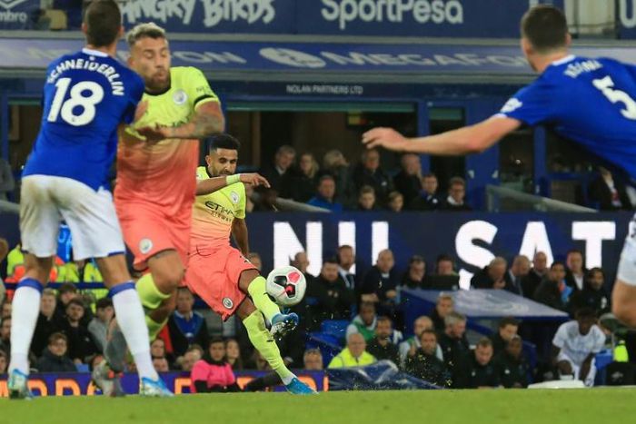 Algeria midfielder Riyad Mahrez (C) bends a free-kick to give Manchester City a 2-1 lead at Everton