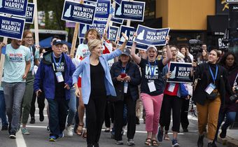 Elizabeth Warren Stands Out at New Hampshire Democratic Party Convention