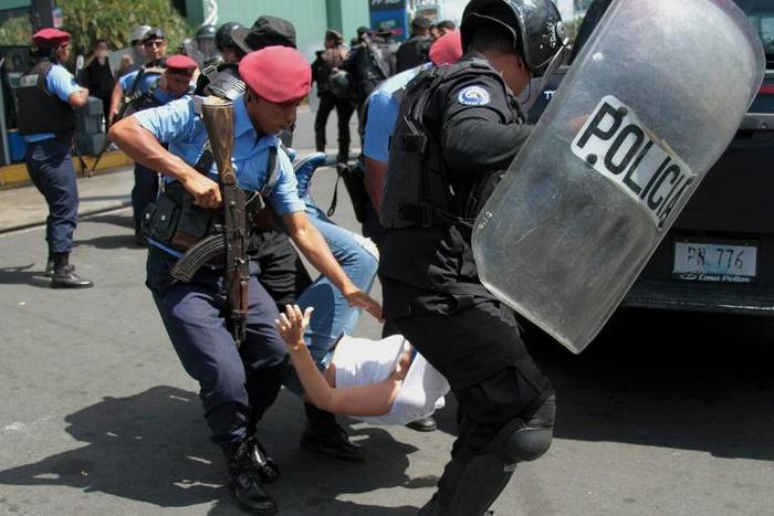 Nicaraguan riot police briefly arrested around 100 people during the weekend demonstrations, prompting the opposition alliance to withdraw from peace talks