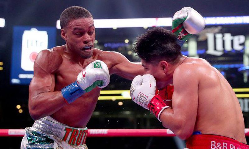 Errol Spence Jr beats Mikey Garcia