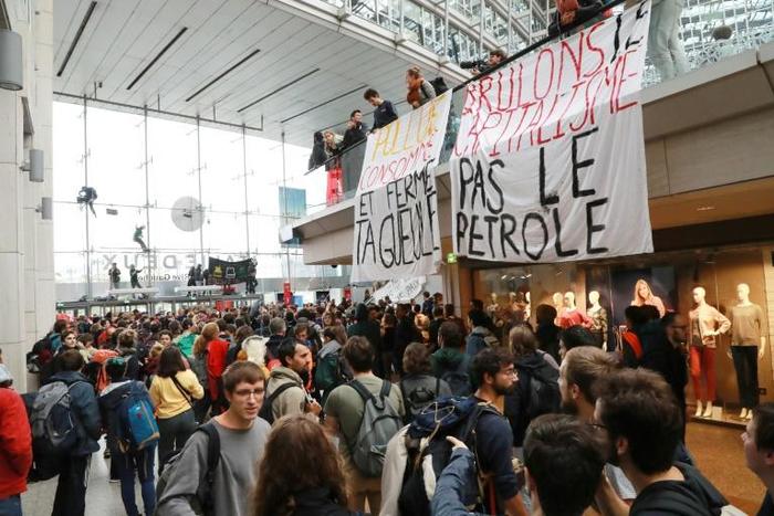 Des militants de mouvements écologistes, dont Extinction Rebellion (XR), manifestent dans le centre commercial Italie 2, le 5 octobre 2019 à Paris