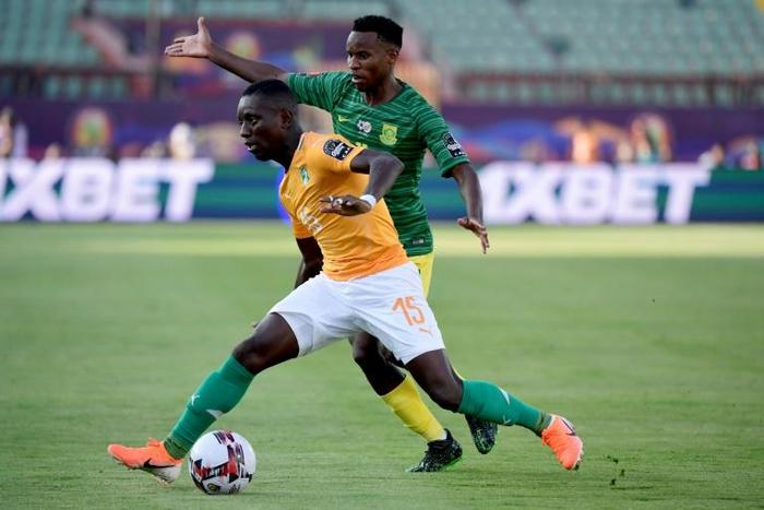 Mamelodi Sundowns midfielder Themba Zwane (R) playing for South Africa against the Ivory Coast at the 2019 Africa Cup of Nations in Egypt