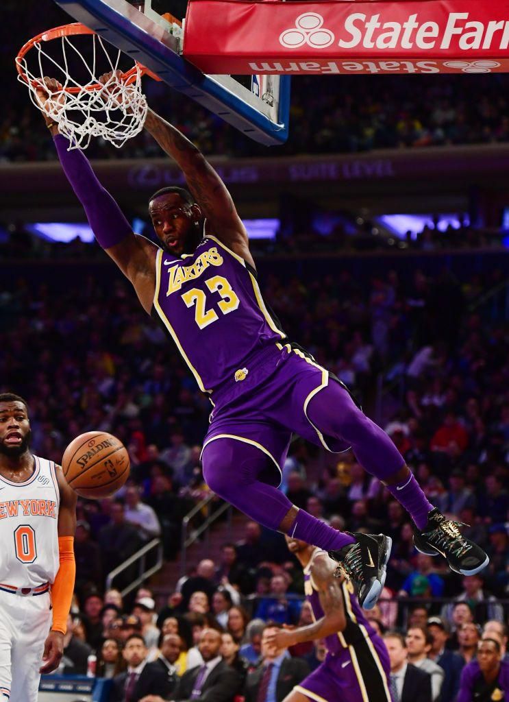 Los Angeles Lakers v New York Knicks