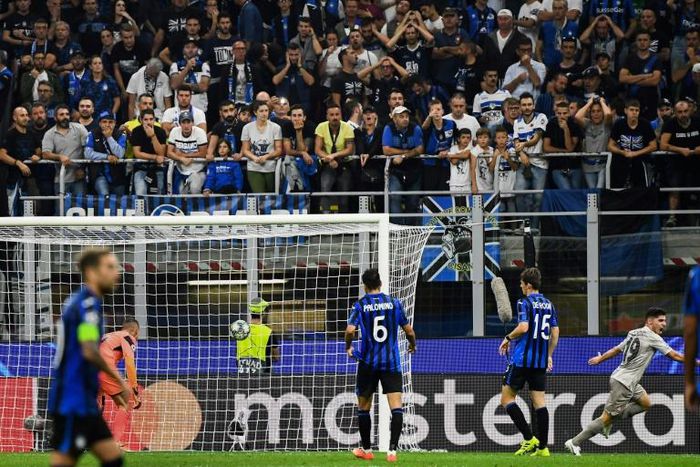 Manor Solomon (R) wheels away in celebration after scoring the winning goal for Shakhtar Donetsk against Atalanta in Milan