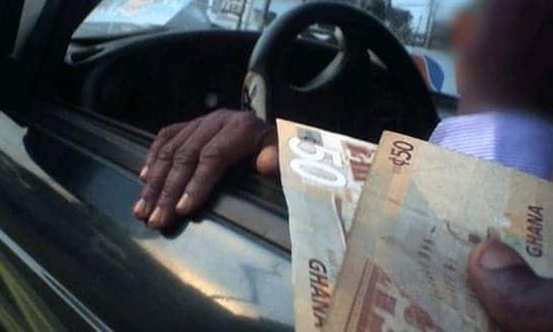 Bribe-taking police officer spotted lying to his colleagues about the amount he collected from a motorist