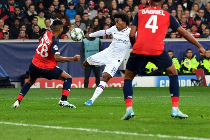 Willian (in white) volleys in Chelsea's winning goal