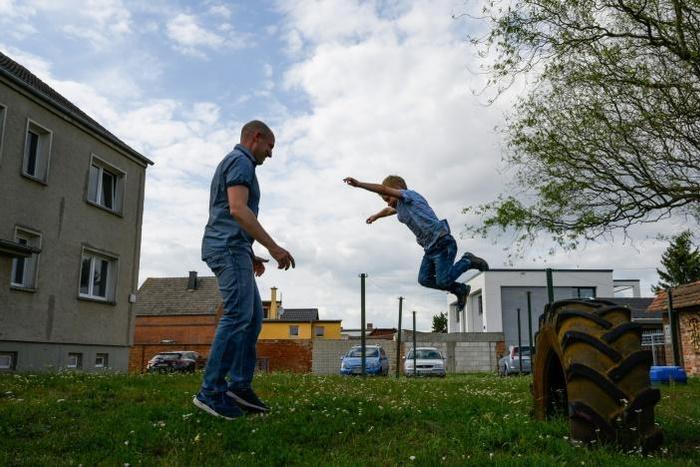 Carsten Hoffmann (L) and his wife who originate from eastern Germany have moved back after years in the west
