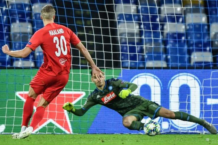 Salzburg'sErling Braut Haland (L) scores a penalty past Napoli goalkeeper Alex Meret