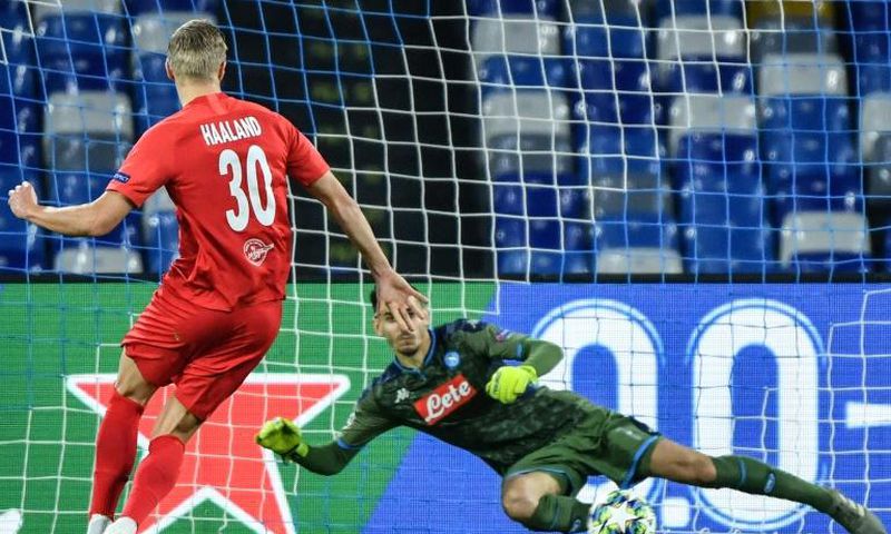 Salzburg'sErling Braut Haland (L) scores a penalty past Napoli goalkeeper Alex Meret