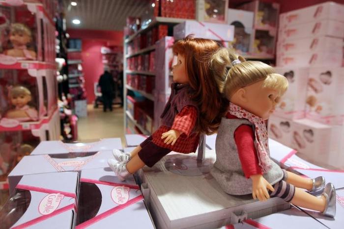 Des poupées dans un magasin parisien, le 30 novembre 2011