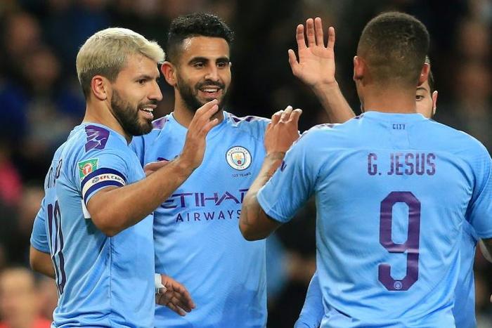 Sergio Aguero (L) celebrates scoring for Manchester City against Southampton