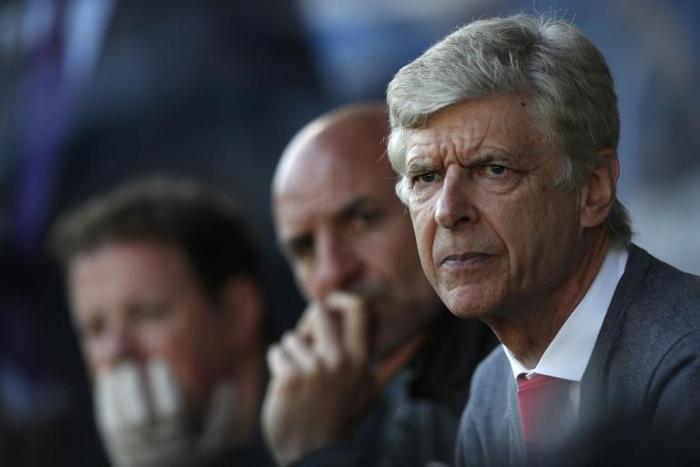Former Arsenal manager Arsene Wenger (R) has contradicted Bayern Munich's version of events that they turned him down for the vacant head coach role.
