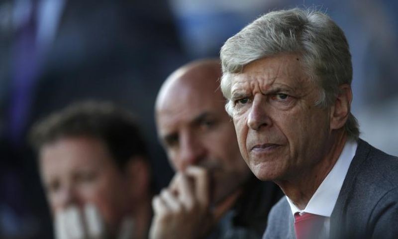 Former Arsenal manager Arsene Wenger (R) has contradicted Bayern Munich's version of events that they turned him down for the vacant head coach role.