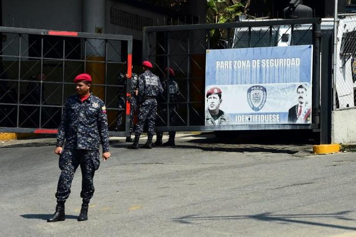 Police guard the entrance of the Caracas headquarters to the SEBIN intelligence service after its officers arrested the chief of staff to Juan Guaido, recognized by the US as Venezuela's interim leader